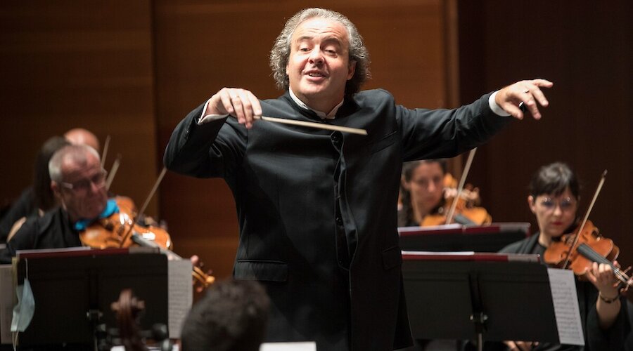 Juanjo Mena Conducts Debussy and Ginastera